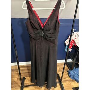 Jones‎ Wear Size 12 Black W/ Red Underlay And Broach Accent Size 12